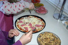 Gemeinde dankt den Sternsingern mit einem Pizzabacken 